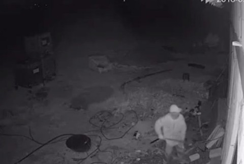 Dôchodca mal mesiace terorizovať rodinu. Na mladú mamičku kričal, že ju zabije