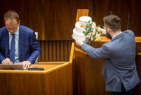 Opoziční poslanci opäť blokovali rečnícky pult v sále NR SR 