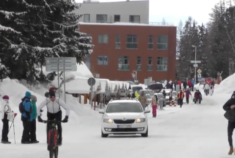 Pekné počasie lákalo turistov na prechádzku 