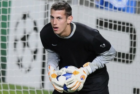 brankar martin dubravka s loptou v branke, futbal msk zilina