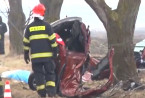 Nebezpečná jazda ich pripravila o život. Jedného z mužov odhodilo až na pole