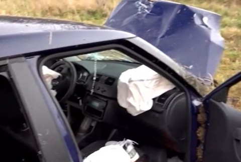 Dieťa a matku vymrštil silný náraz z auta. 