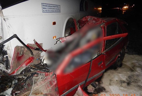 Čelná zrážka s autobusom sa skončila tragicky. Z osobného auta zostali len stlačené plechy 