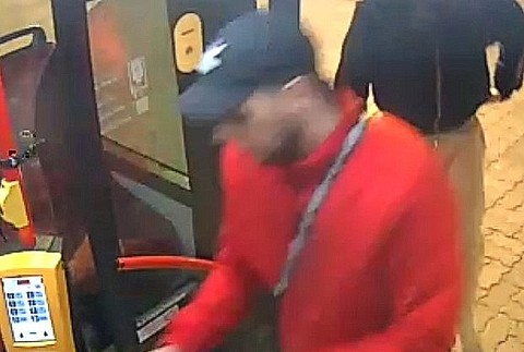 Neznámy muž obťažoval ženu na ulici (3)