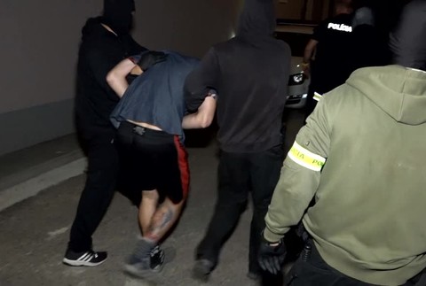 [multi] Razia v dome 2490