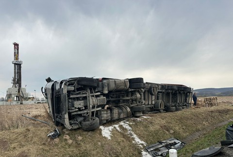 Na diaľnici pri Bidovciach sa v noci prevrátil kamión