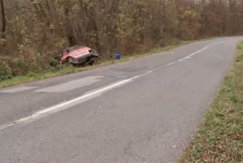 Bez vodičáku a s viac ako 3 promile havaroval.  V aute viezol aj dve malé deti