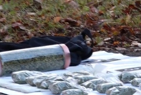 Policajti našli u Adama väčšie množstvo drog.