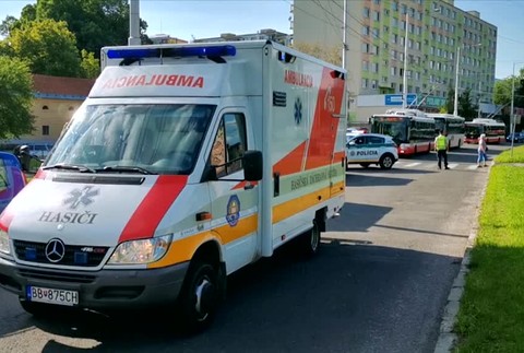 [multi] Do staršieho muža na kolobežke narazilo auto. Napriek prilbe utrpel vážne poranenia 857