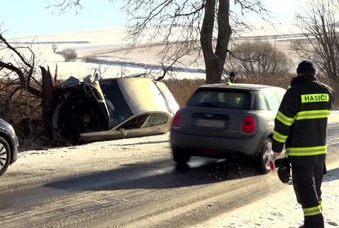 Vodič na klzkej ceste nabúral do stromu. V aute sedela aj tehotná žena