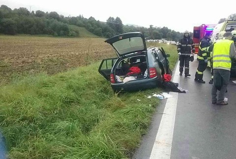 Vážna nehoda v obci pri Terchovej. Po čelnej zrážke sa zranili piati pasažieri