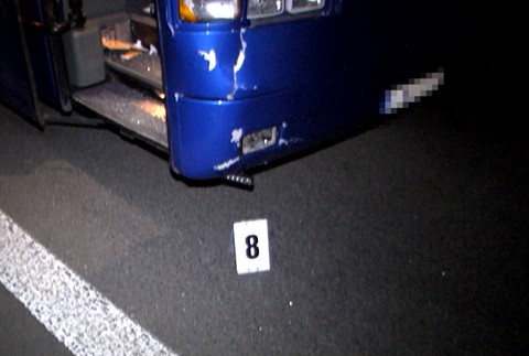 Pri nočnej nehode zomrel chodec. Zrazil ho autobus