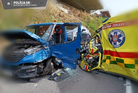 20240408_Pila_nehoda_sanitka_01033274