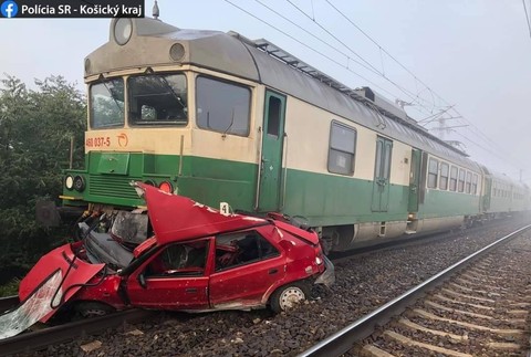 Vlak narazil do auta a tlačil ho stovky metrov.
