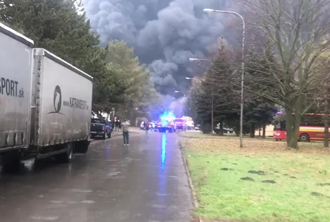 Hasiči z troch okresov zasahujú pri požiari výrobnej haly. Horia aj pneumatiky v susednom autoservise