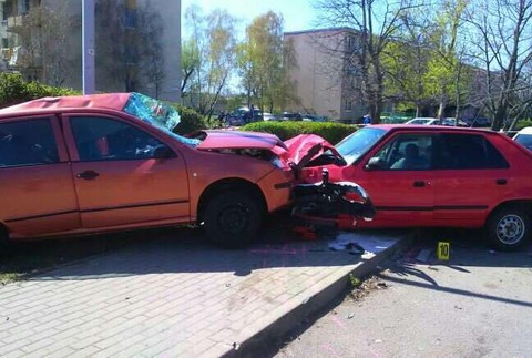 Šialenec za volantom zrámoval päť áut.