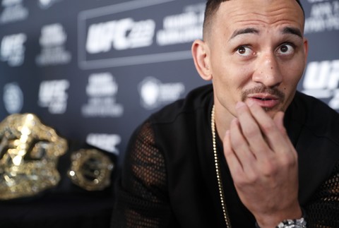  Max Holloway