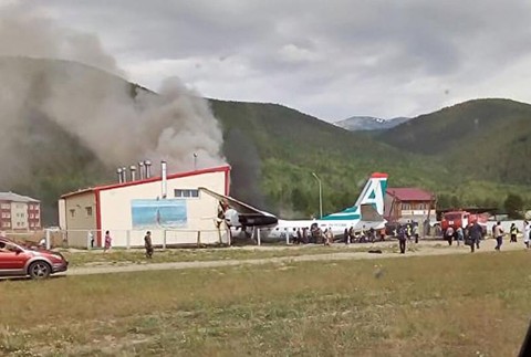 Lietadlo prešlo ranvej a po náraze do budovy vzplanulo