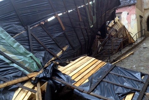 Krásna Hôrka hrad spadnutá provizórna drevená strecha