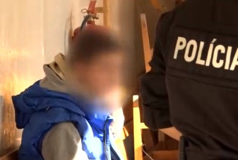 Dominik skončil vo väzbe pre 70 centov 