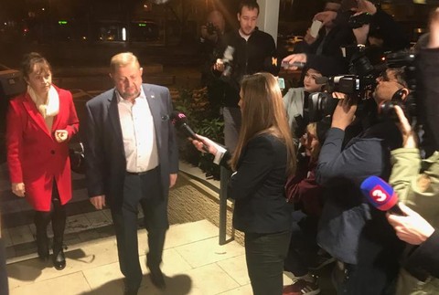 Štefan Hrabin prišiel s rodinou do volebnej centrály 