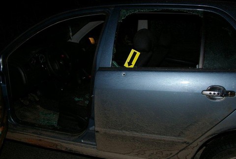 Postrieľané auto, tma, diery po gulkach2