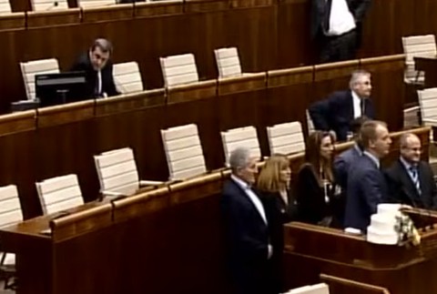 Otvorenie schôdze NR SR. Poliačik, Beblavý, Mihál blokujú rečnícky pult 
