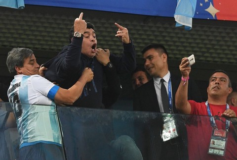 Maradona ukazuje vulgárne gesto