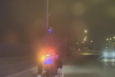 Policajtov napadol päsťami.