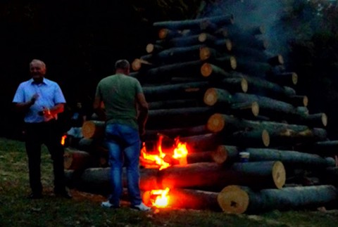 Oslavy SNP vyvrcholili pálením tradičnej vatry. Po zapálení sa ale začal šíriť hustý a štipľavý dym