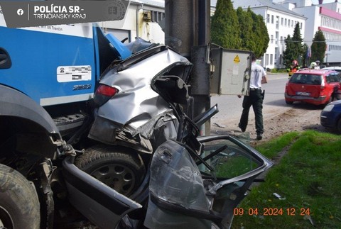 lednické rovne smetiar zdemoloval 8 áut (2)