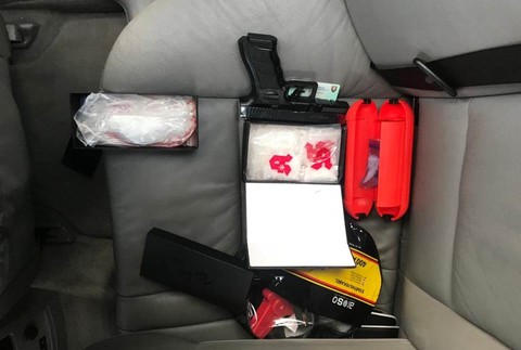 Pád kamaráta do šachty sa mužovi stal osudným. Po príchode policajtov mu v aute našli obrovské množstvo drog