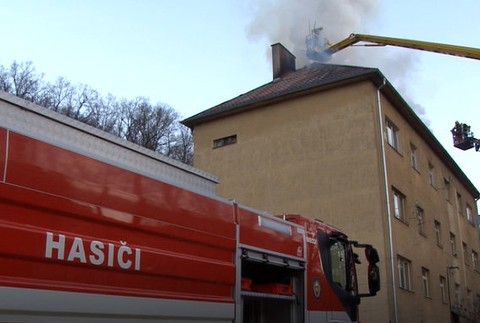 Oheň zachvátil bytovku. Medzi evakuovanými bolo aj 4-mesačné bábätko