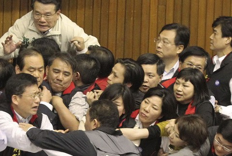 Taiwanskí poslanci zápasia 2