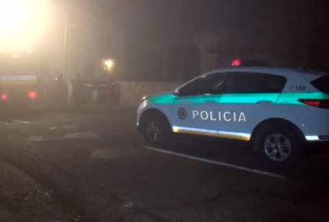 V noci úradoval podpaľač. Auto polial horľavinou a zapálil fakľou