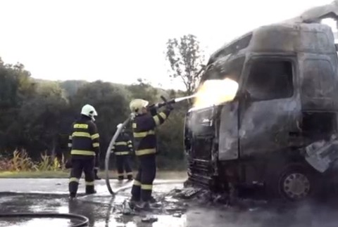 Horiaci kamión pri Prešove 