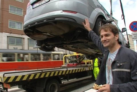 igor matovic tlapka svoje auto, odtahovacka ho dviha