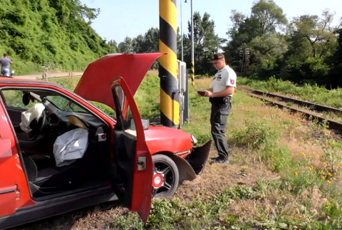 Aby sa vyhol čelnej zrážke, strhol volant. Len metre ich delili od vlakovej trate