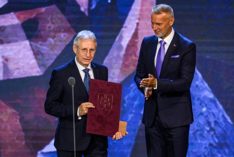 Predseda NR SR R. Raši udelil Štátnu cenu J. M. Hurbana