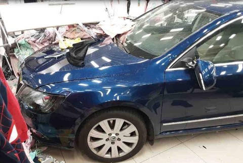 Nehoda auta do obchodu 