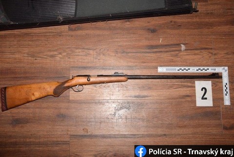 Policajná razia u staršieho manželského páru: Vo fóliovníku pestovali konope, doma držali aj zbrane