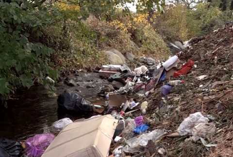 Odpadky v potoku