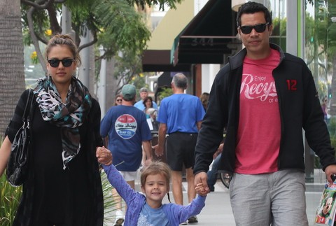 Jessica Alba s manželom a prvou dcérkou