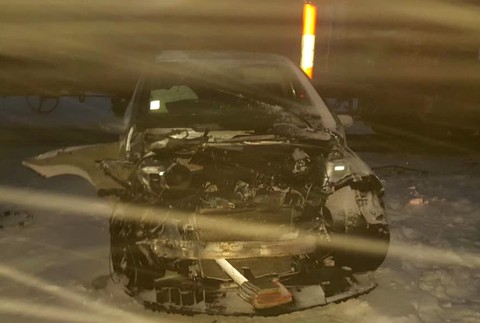 Auto narazilo do vlaku. Predná časť vozidla ostala visieť z vozňa1685