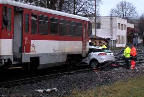 [multi] Pri zrážke vlaku s autom sa ťažko zranila matka s dcérou - bývalou kandidátkou na starostku 1637