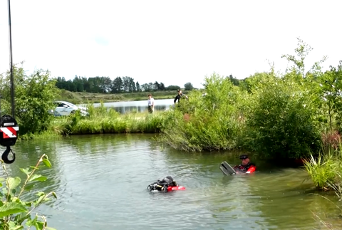 Auto skončilo v rybníku