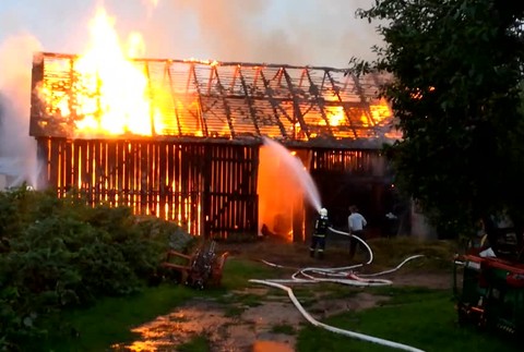 Pivnice pod vodou, balvan na koľajniciach a stodola v plameňoch. Výčiny počasia pocítili v rôznych kútoch Slovenska