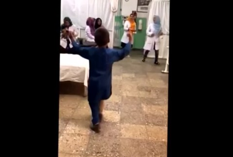 Päťročný chlapec dostal protézu na nohu. Jeho reakcia dojíma celý svet