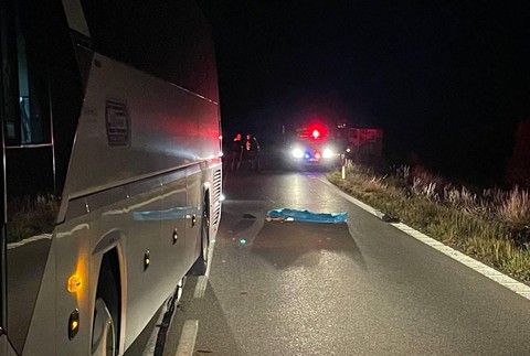 Nehoda muž pod autobusom