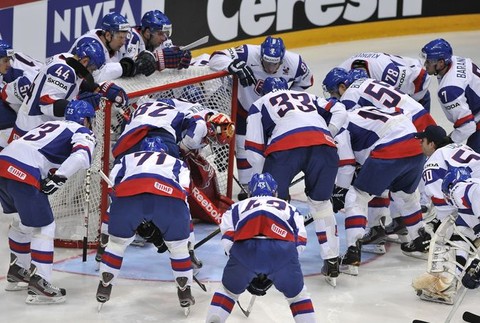 MS 2012 pred zapasom okolo brankara SVK